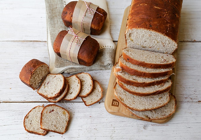 LA Bakers Donate Hundreds of Bread Loaves to Charities