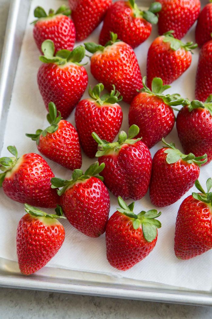 dry strawberries on paper towels.