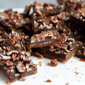 Homemade Pecan Chocolate Toffee Bark. This easy recipe is perfect for holiday gift giving. These DIY toffee candies make for great hostess gifts! #holidays #homemadegifts #DIY #homemadetoffee #toffee #toffeebark #chocolate