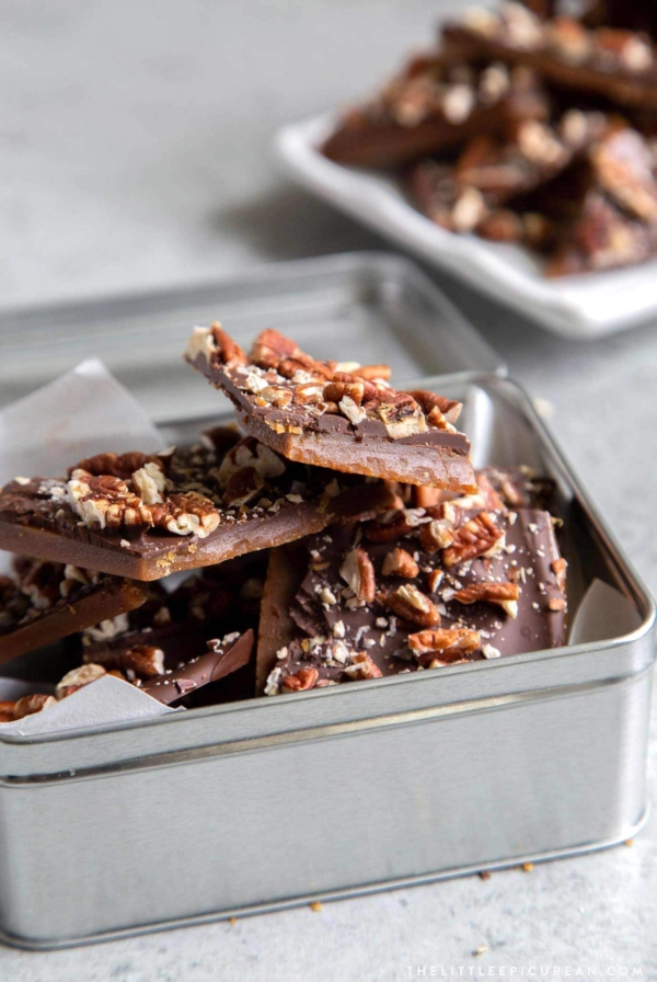 Homemade Pecan Chocolate Toffee Bark. This easy recipe is perfect for holiday gift giving. These DIY toffee candies make for great hostess gifts! #holidays #homemadegifts #DIY #homemadetoffee #toffee #toffeebark #chocolate