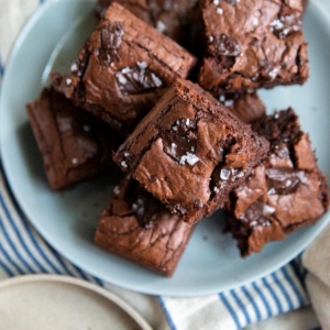 olive oil brownies with chocolate chunks